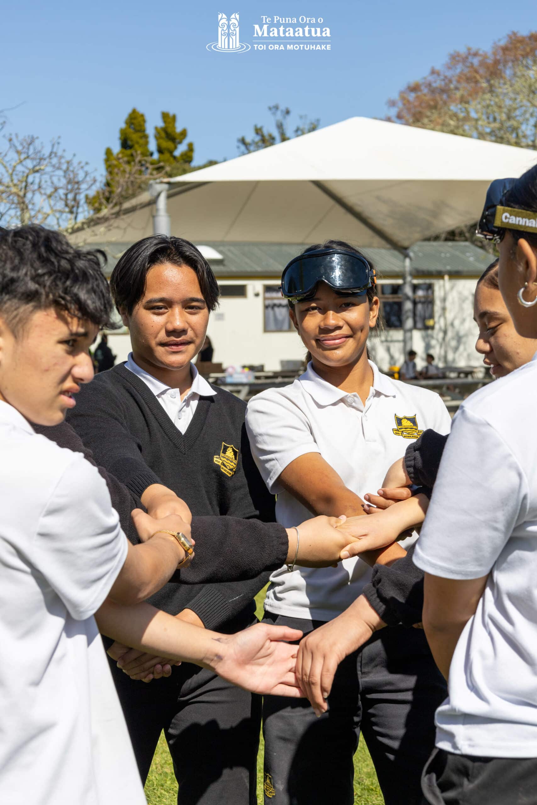 Tauira working as a team to untangle